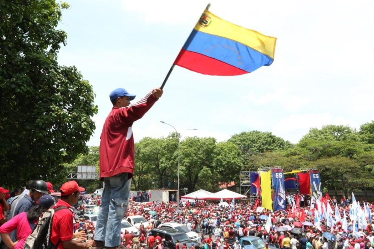 Maduro y militares marchan en Caracas