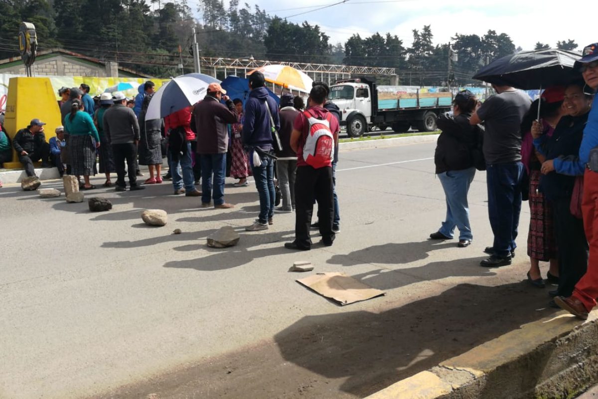 Bloqueos en dos ingresos a Quetzaltenango