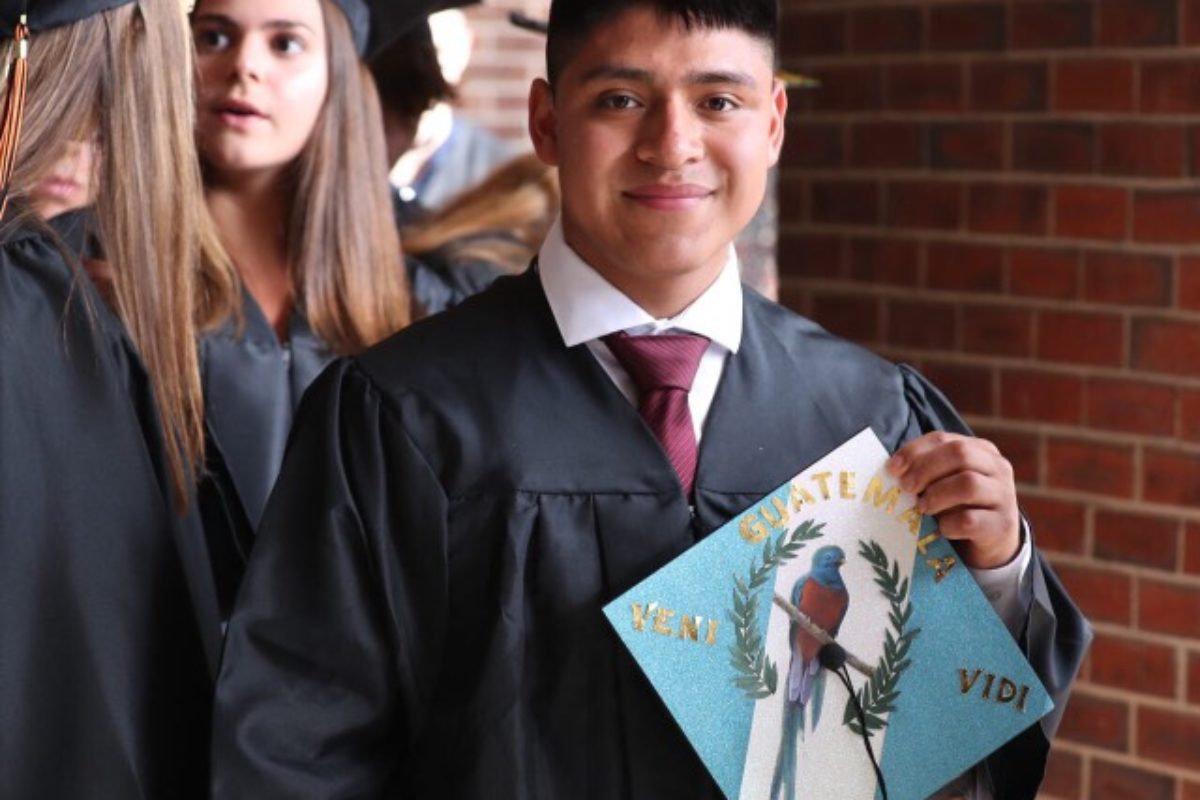 El joven guatemalteco que llegó a EE. UU. sin hablar inglés, se gradúa como el mejor y con honores