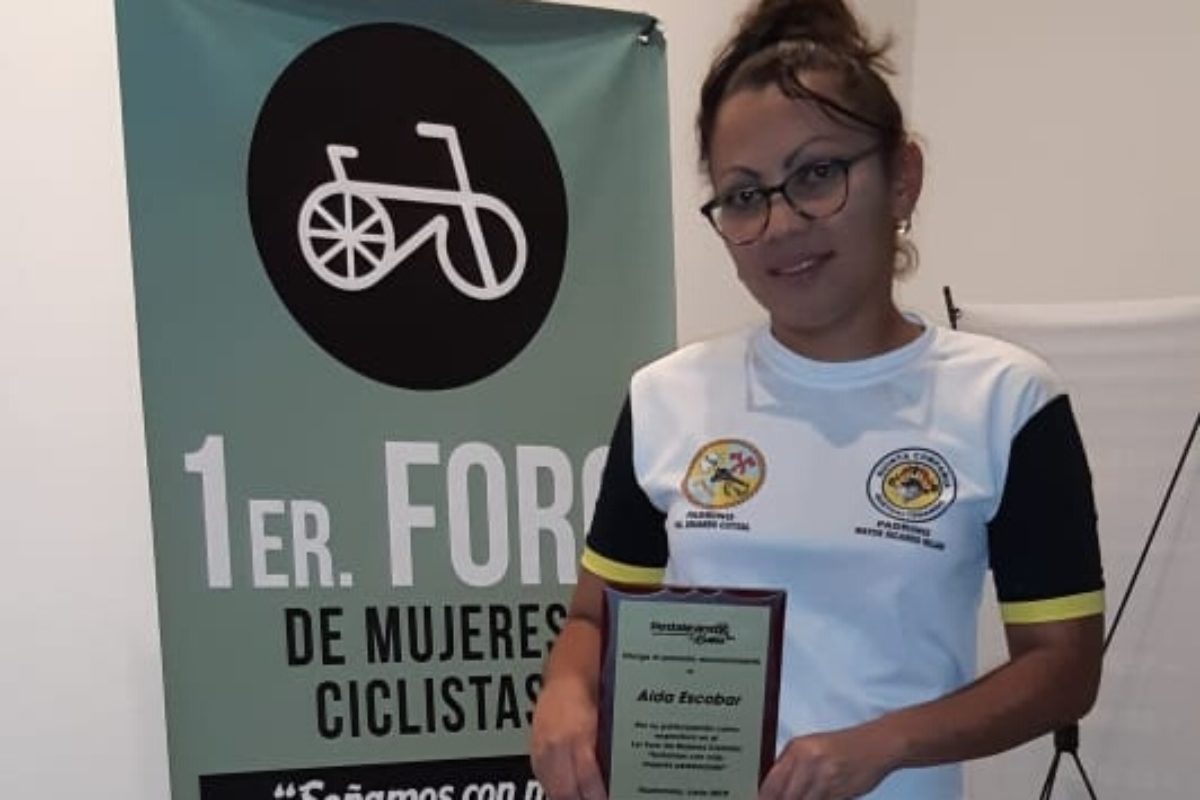 Bombera representa a Xela en foro de mujeres ciclistas