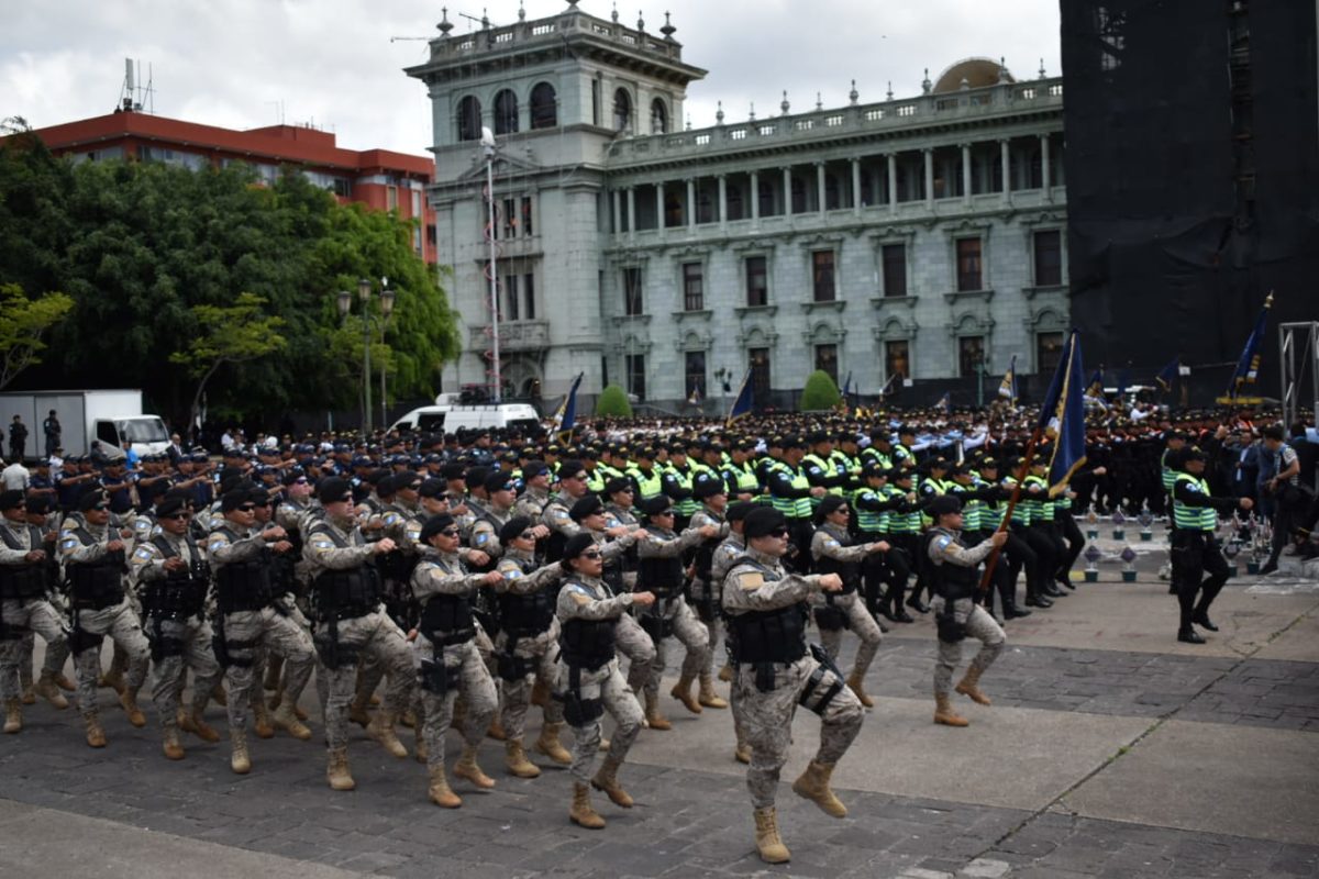 Más de mil 400 uniformados desfilan en el 22 aniversario de la PNC