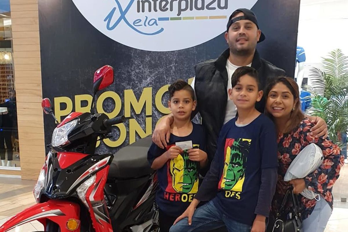 Interplaza Xela entrega motos a tres ganadores de sorteo