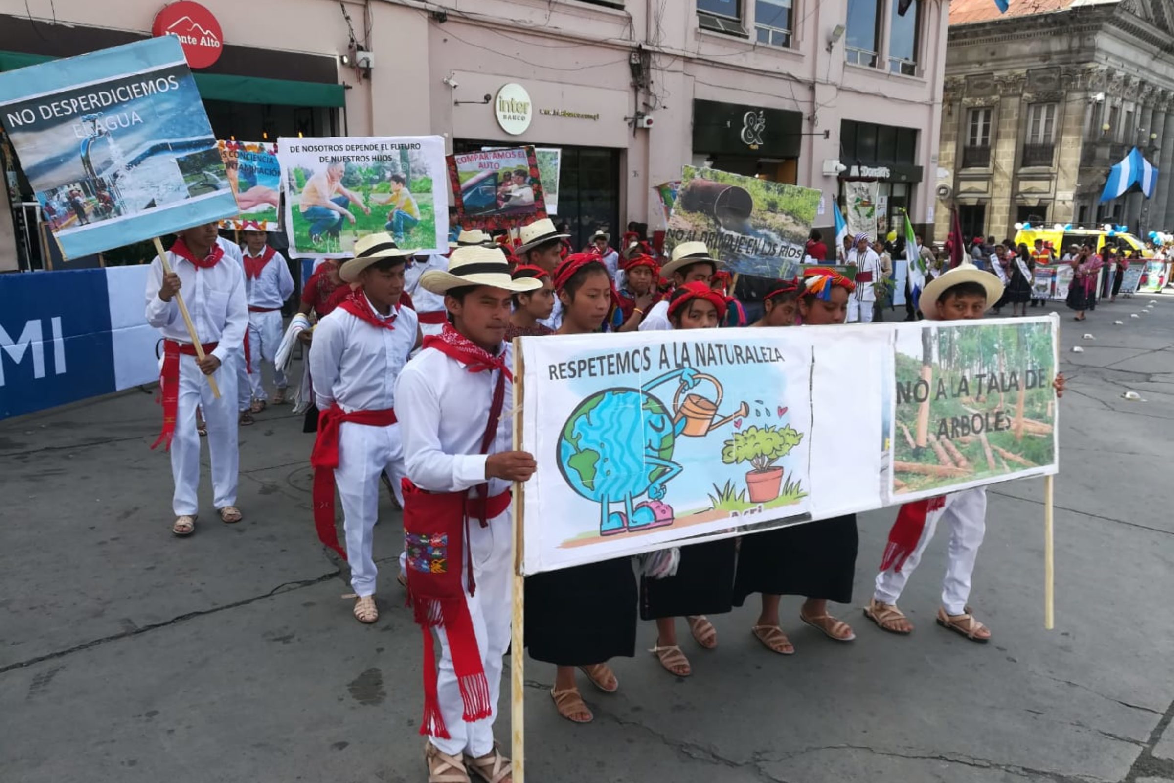 Fervor patrio se deja sentir en Xela · La Voz de Xela