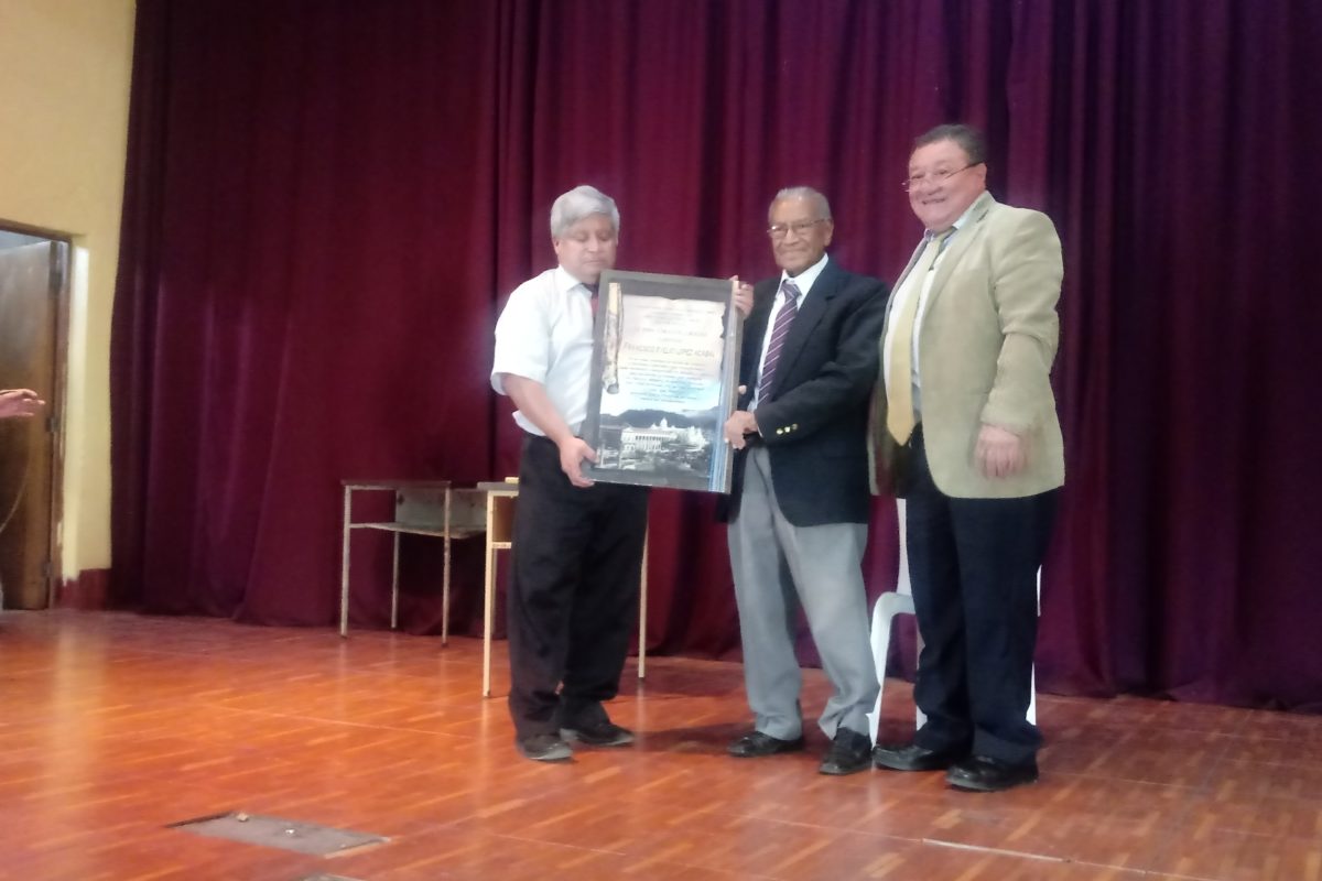 Director de la ENCO recibe homenaje por 25 años de labor docente