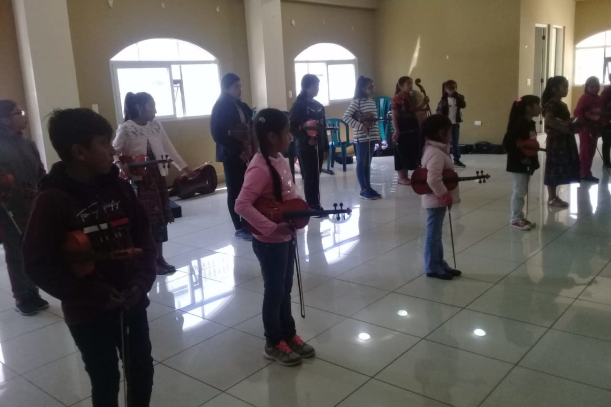 Niños de Concepción Chiquirichapa buscan formar una orquesta
