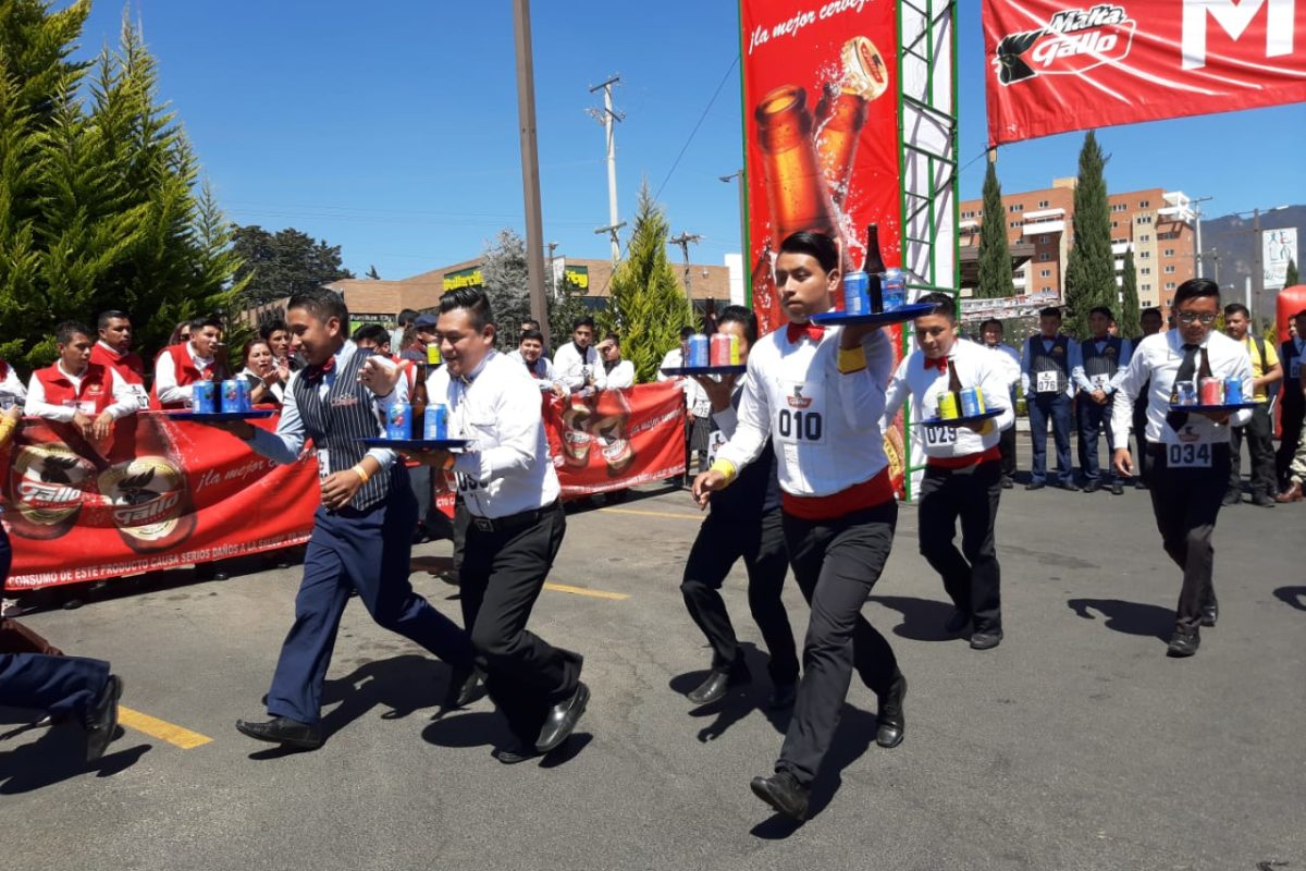 Cien meseros participan en Maratón de Charolas 2020