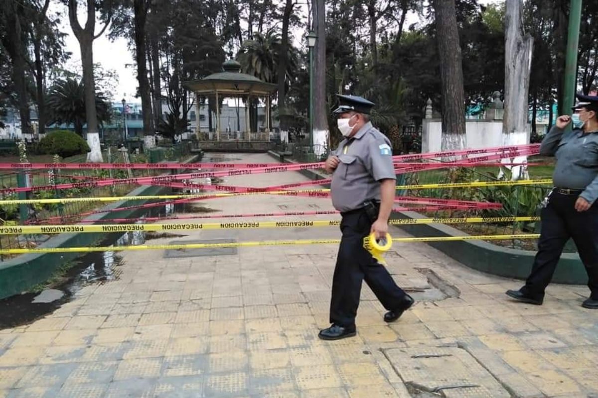 Ante desobediencia de personas cierran parques en Xela