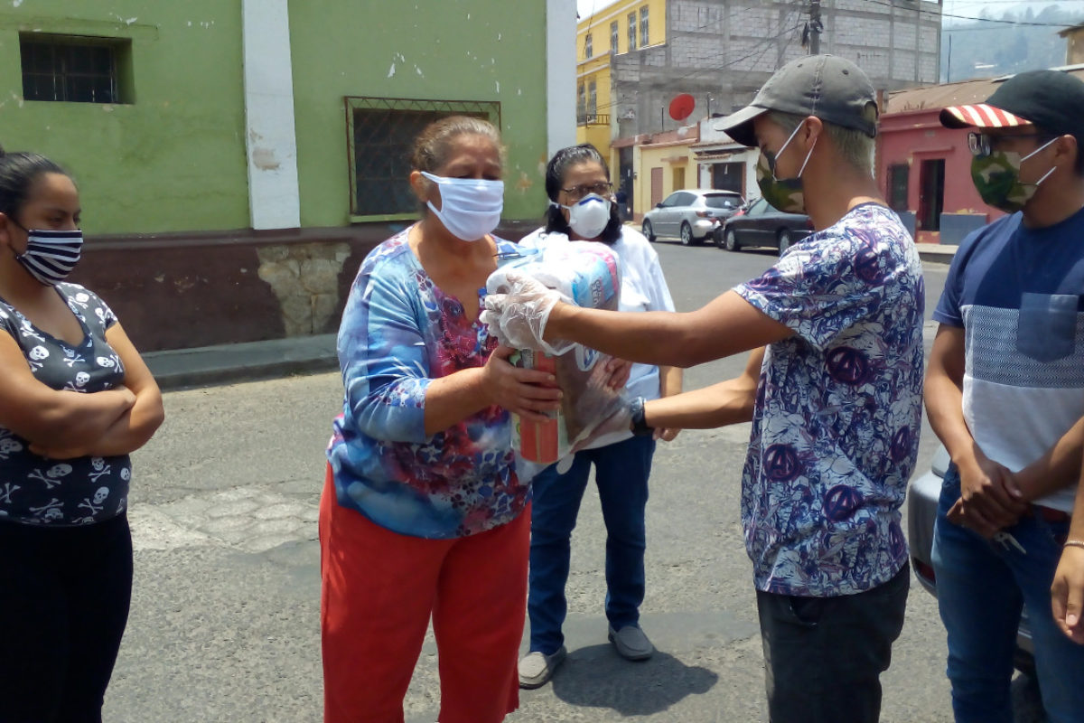 Jóvenes quetzaltecos ayudan a personas necesitadas