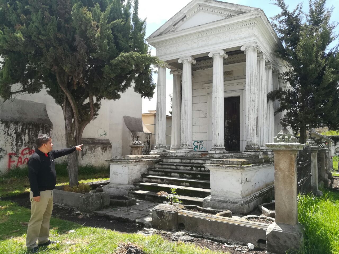 Descubre qué famosos están enterrados en estas tumbas · La Voz de Xela