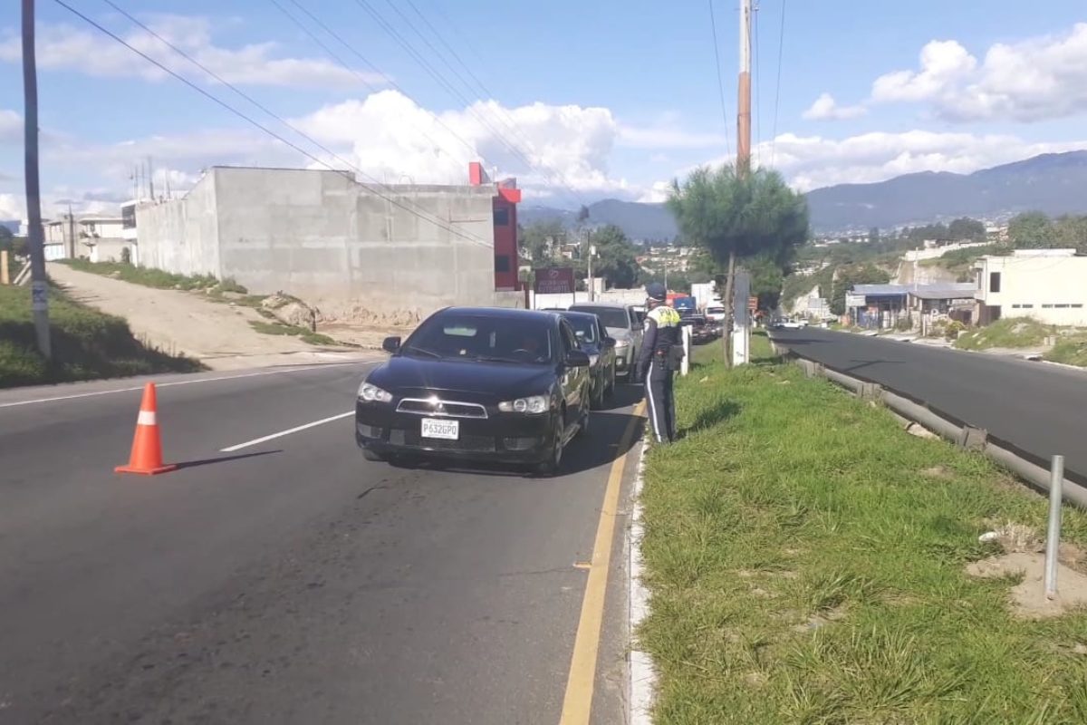 Policía no dejó entrar a 200 conductores a Xela el fin de semana
