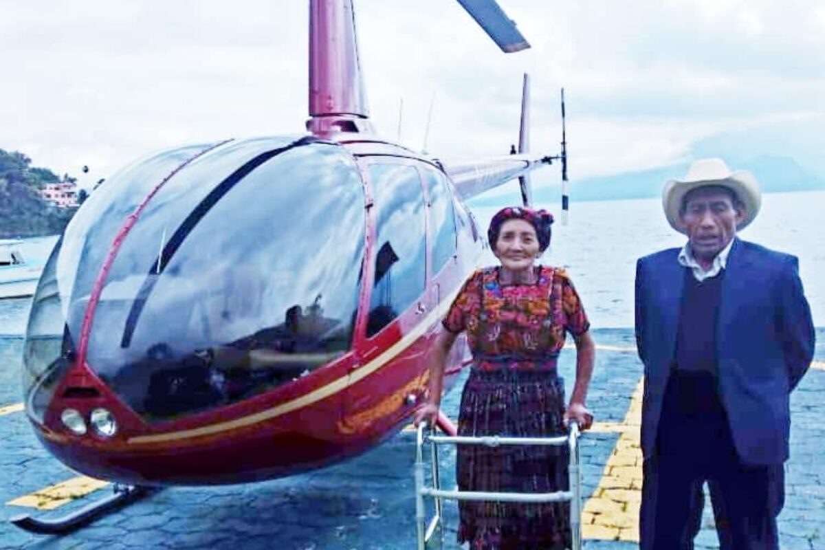 Sorpresa | Hijos quetzaltecos regalan viaje en helicóptero a sus papás