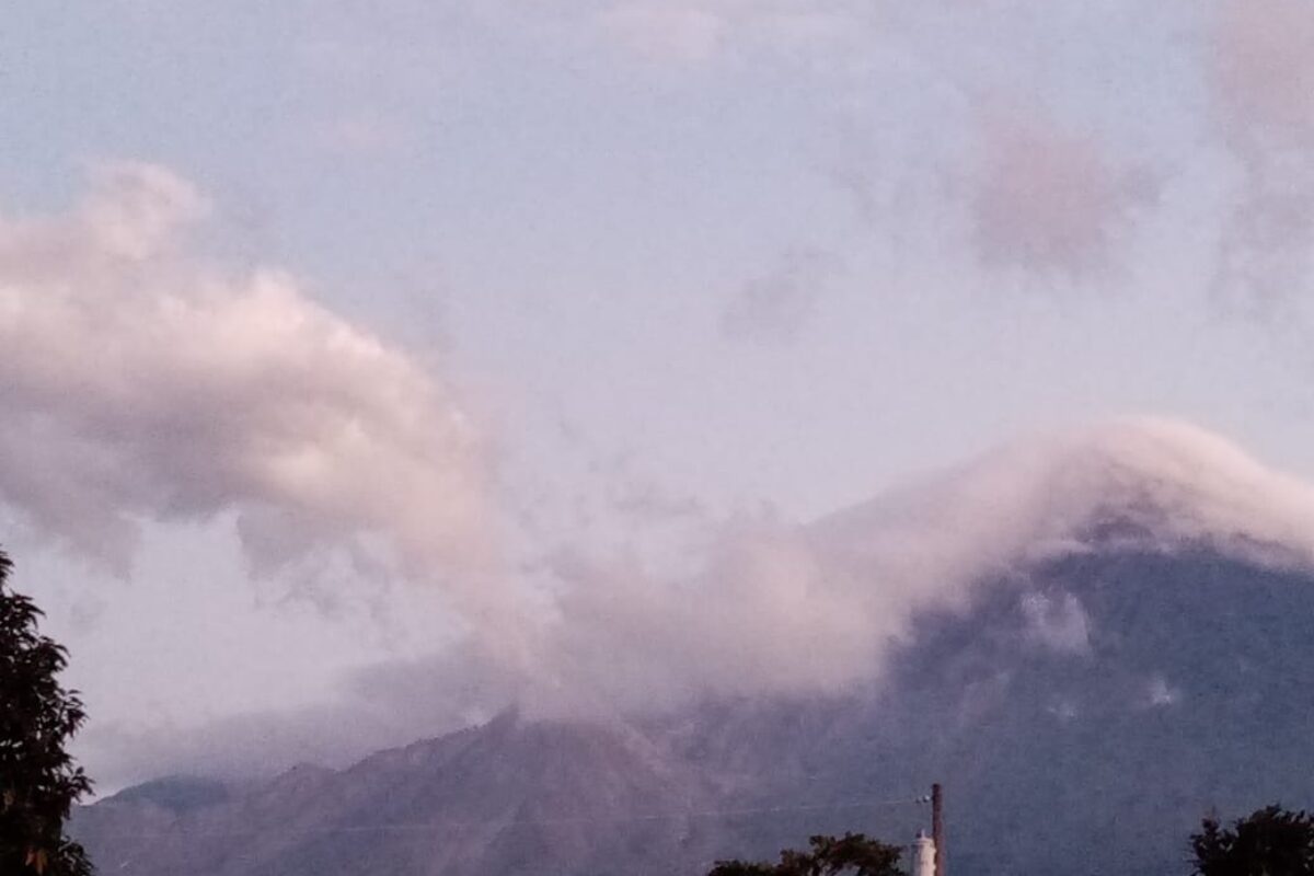Volcán Santiaguito expulsa cenizas