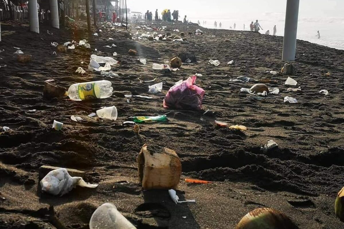 Playas de Champerico se llenan de basura tras primer día de Año Nuevo