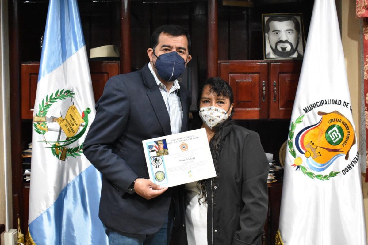 Sargento guatemalteco que sirvió a EE. UU. en Irak dedica reconocimiento a Municipalidad de Salcajá