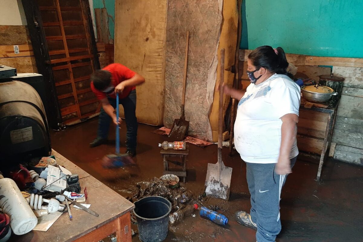 «Nos quedamos sin nada»: familia afectada por la lluvia del jueves culpa a la Muni por deslave