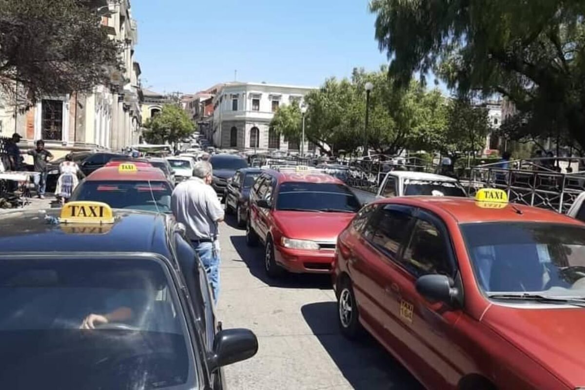 Reglamento municipal pretende que taxis no estén polarizados en Xela