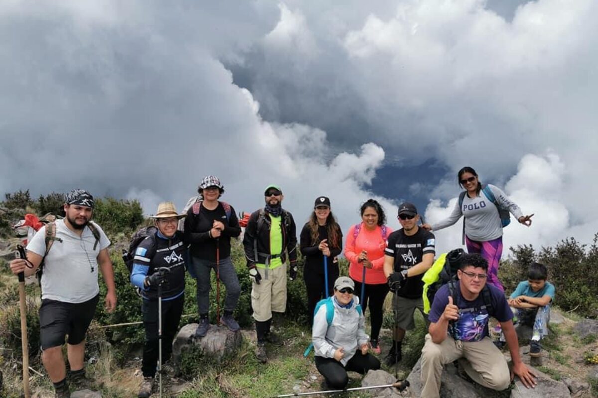 ÚNETE| Voluntarios recogen basura del volcán Santa María