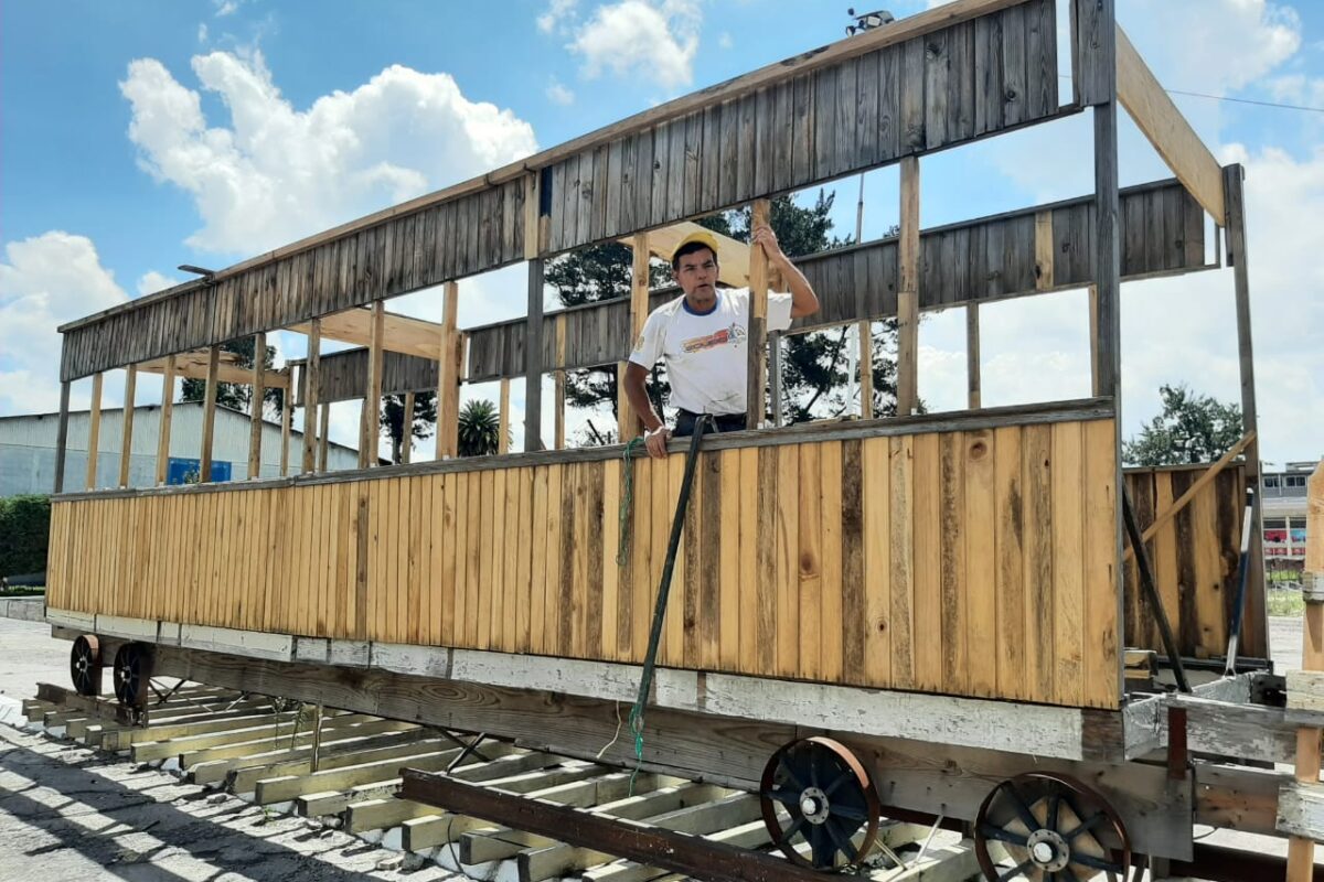 Quetzalteco construye réplica de un vagón del Ferrocarril de Los Altos