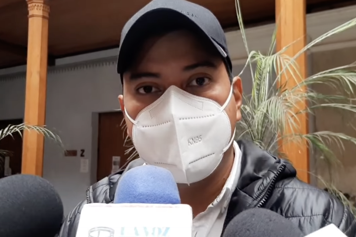 PRIVILEGIOS | Gobernador de Quetzaltenango es vacunado en exclusiva junto a sus asesores