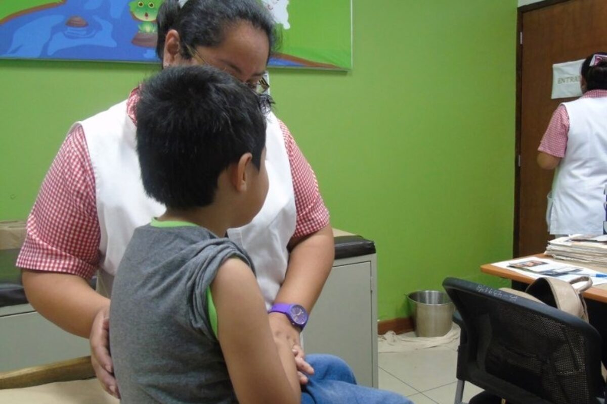 Quetzaltecos se preocupan por vacunarse contra la influenza