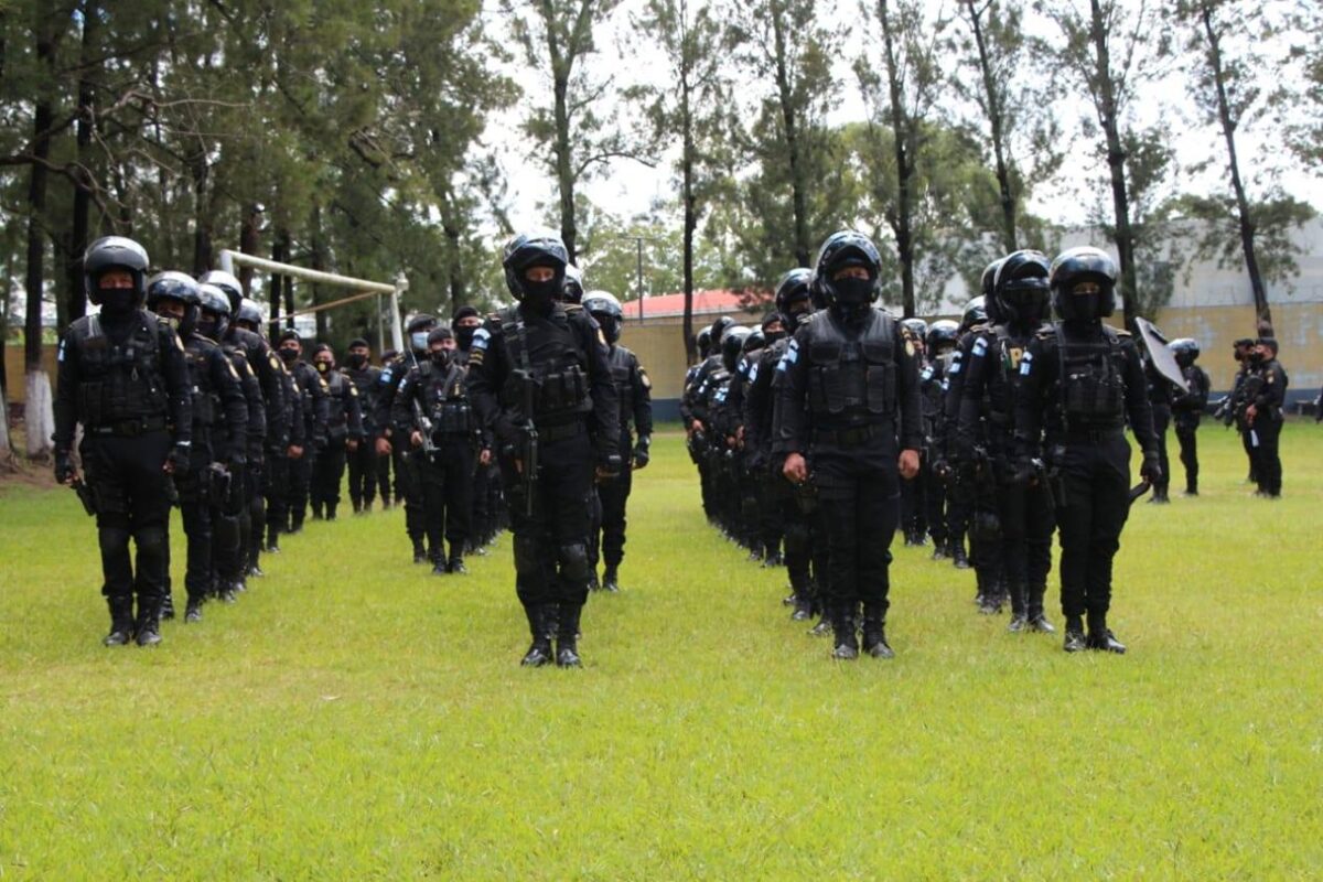 Gobierno despide a 45 policías por estar denunciados