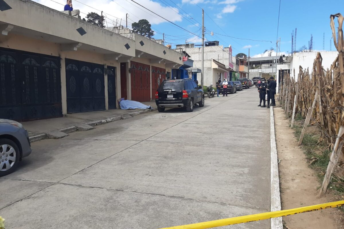 HECHOS | Hombre es asesinado afuera de su vivienda