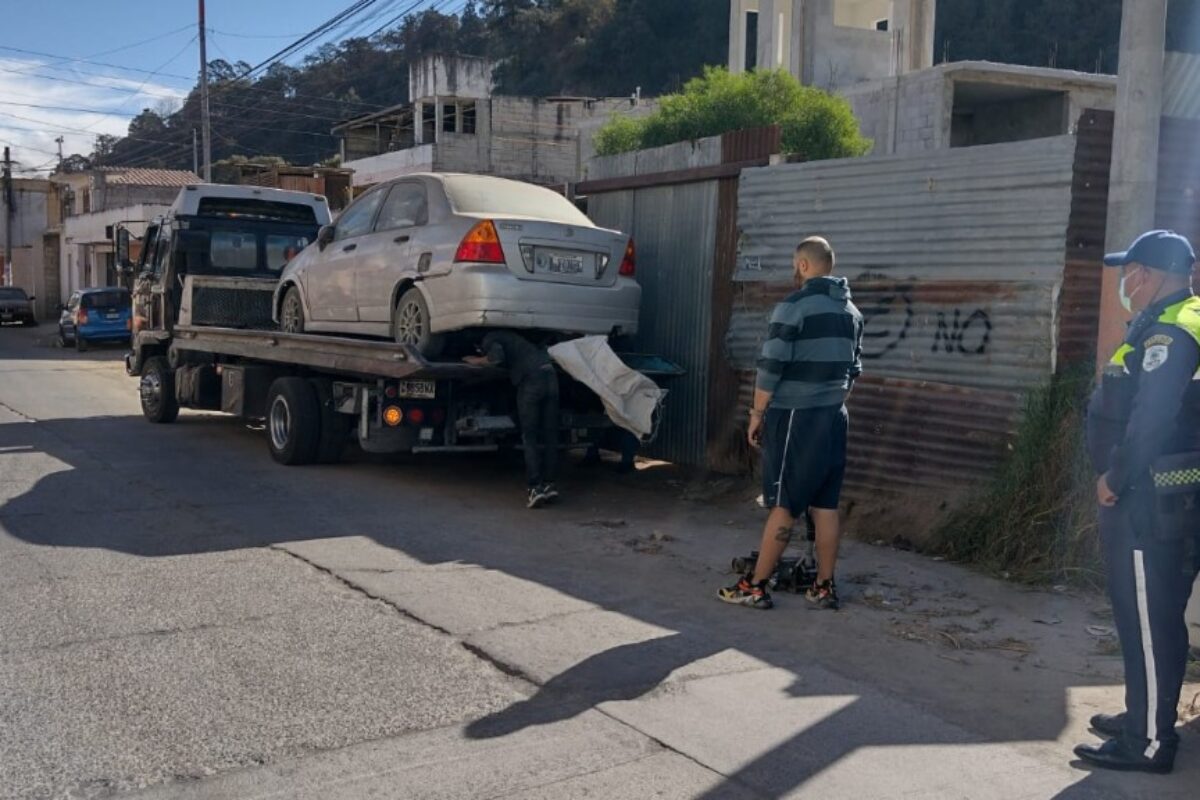 Comienzan a retirar vehículos reparados en las calles