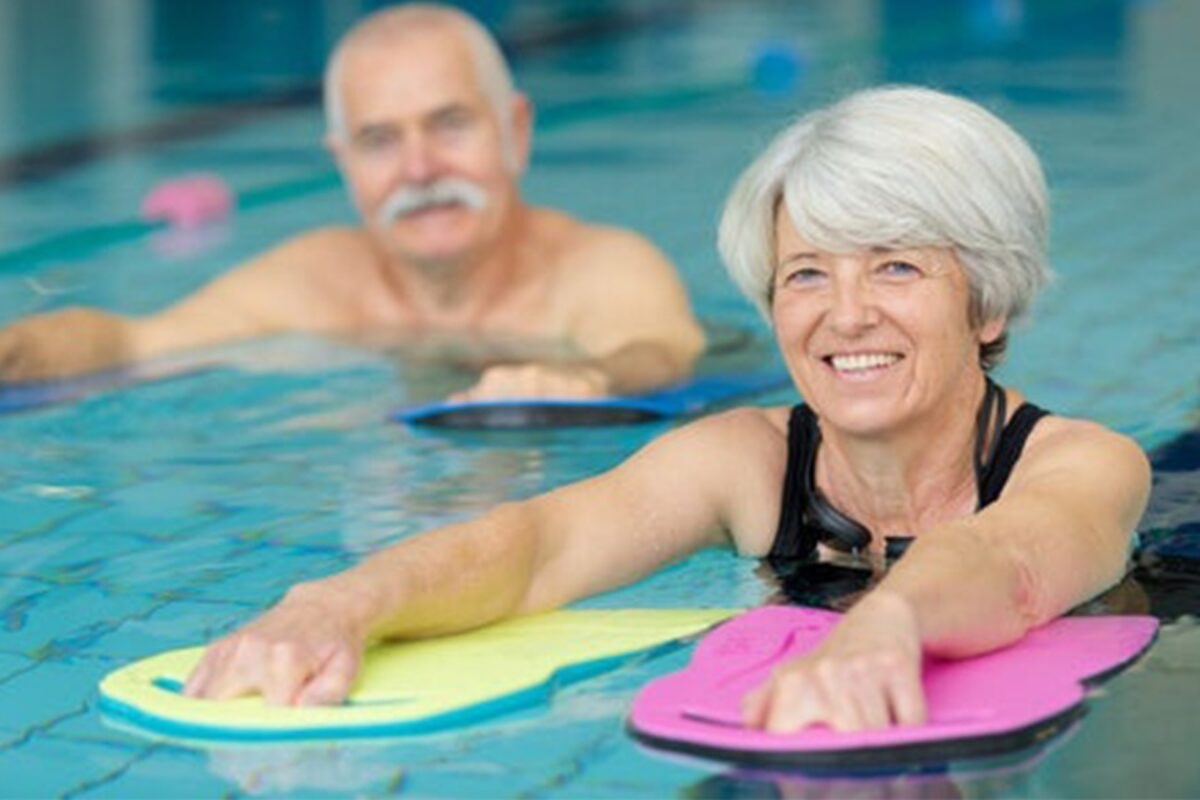 ¿Cómo beneficia la natación a los adultos mayores?
