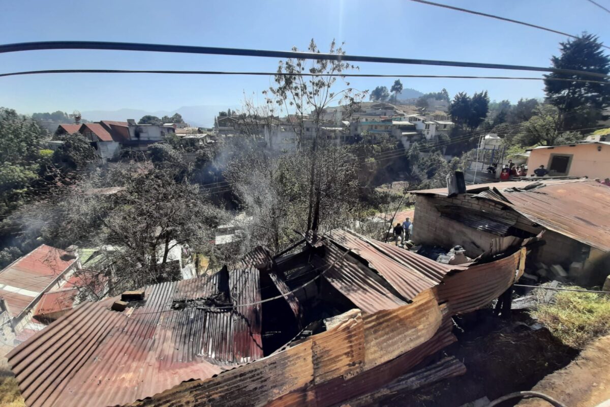 DETALLES | Madera expande fuego en incendio en zona 5
