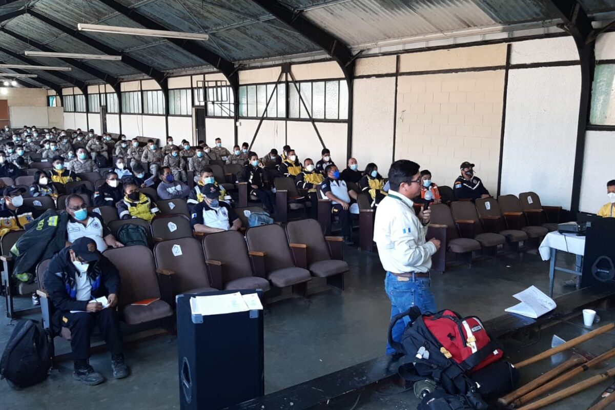 Bomberos Voluntarios y reservistas reciben capacitación sobre incendios forestales