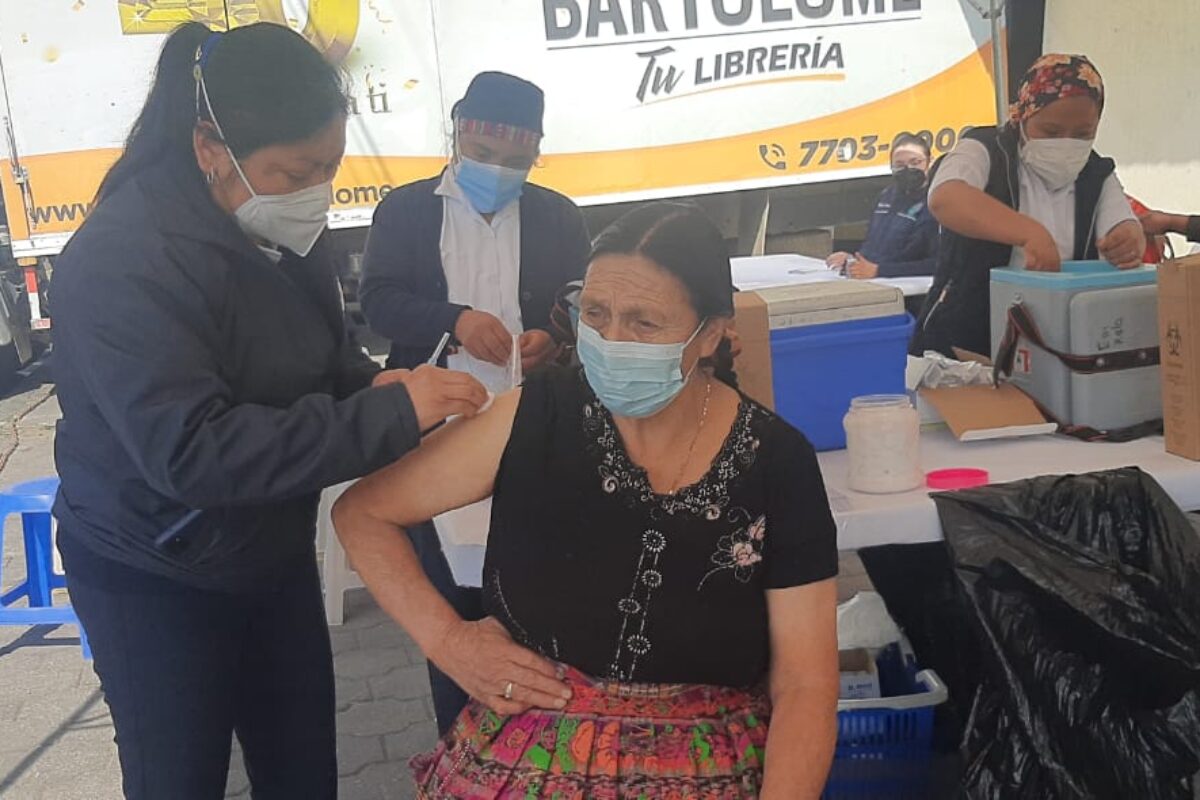 Habilitan puesto de vacunación móvil en Librería San Bartolomé
