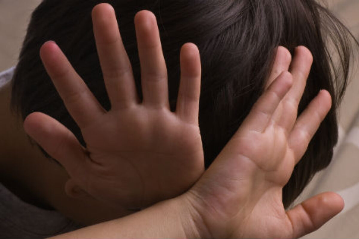¿Qué síntomas podrían indicar que un niño está siendo maltratado?