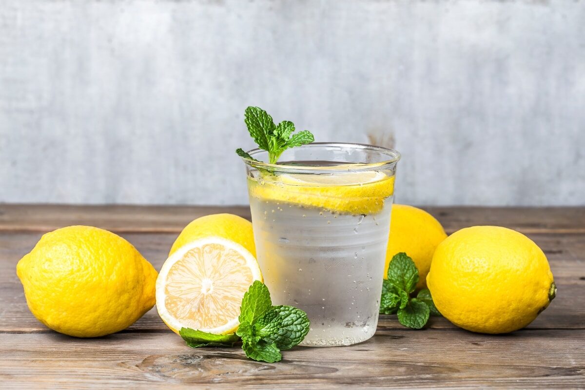 ¿Qué beneficios tiene tomar agua con limón después cenar?