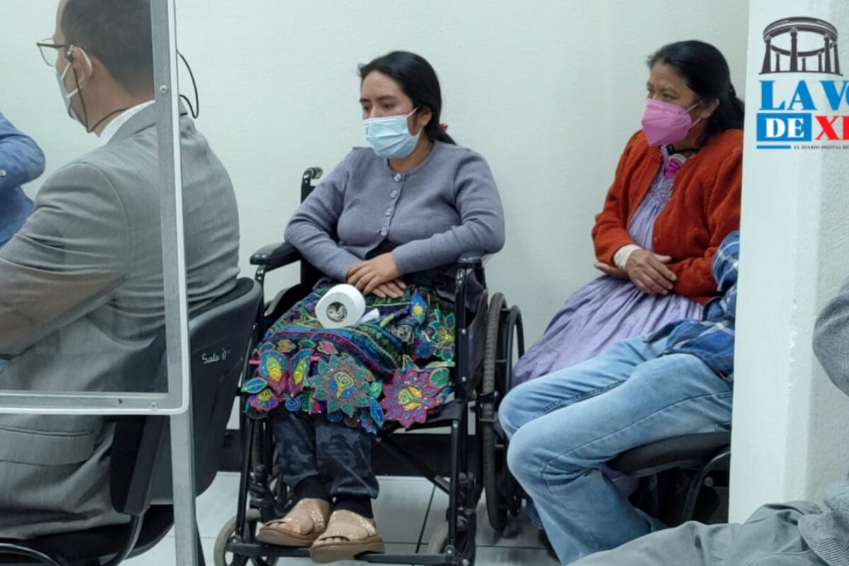 En silla de ruedas: mujer sobreviviente de accidente de Esmeralda acude a juzgado