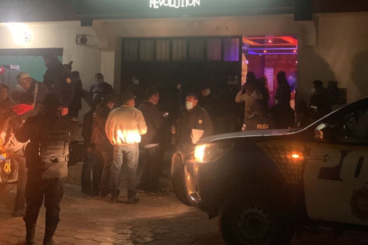 Capturan a 62 personas por violentar ley seca en un club nocturno en Xela