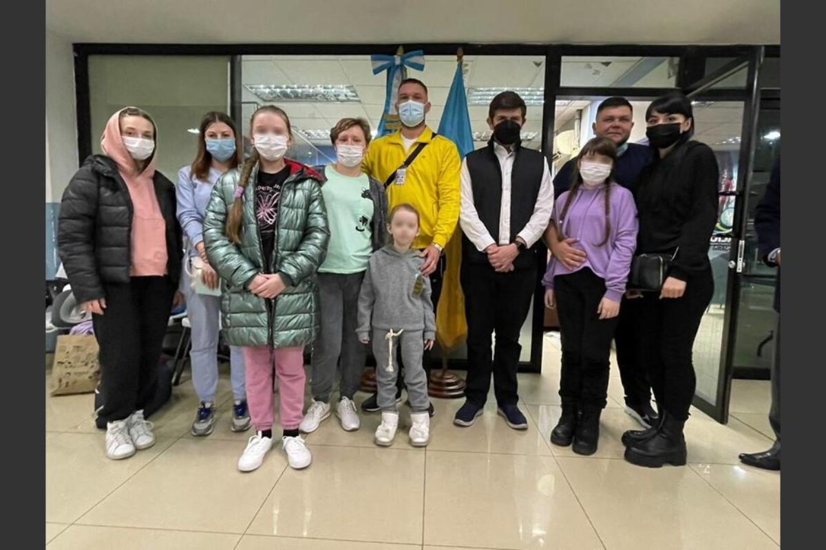 Arriban a Guatemala siete ucranianos de cuatro familias