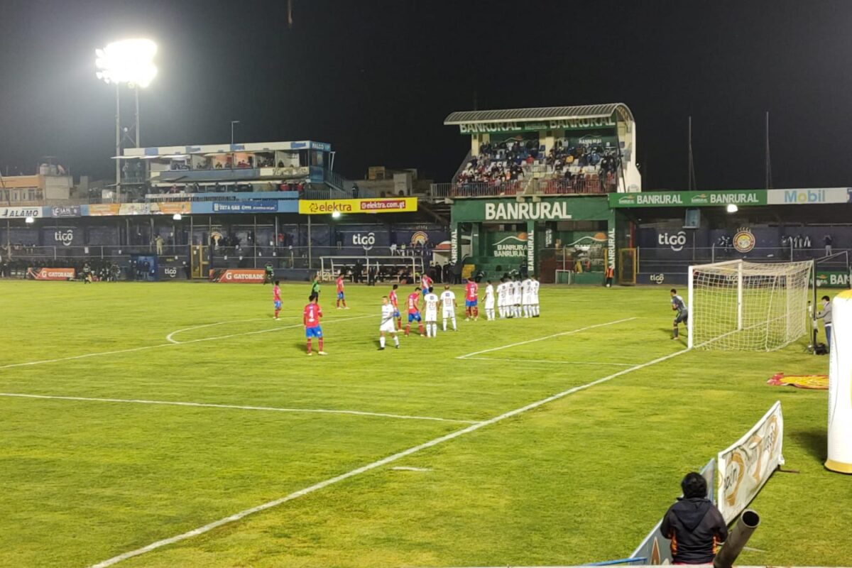 Xelajú MC pierde 0-2 contra Comunicaciones en el Camposeco
