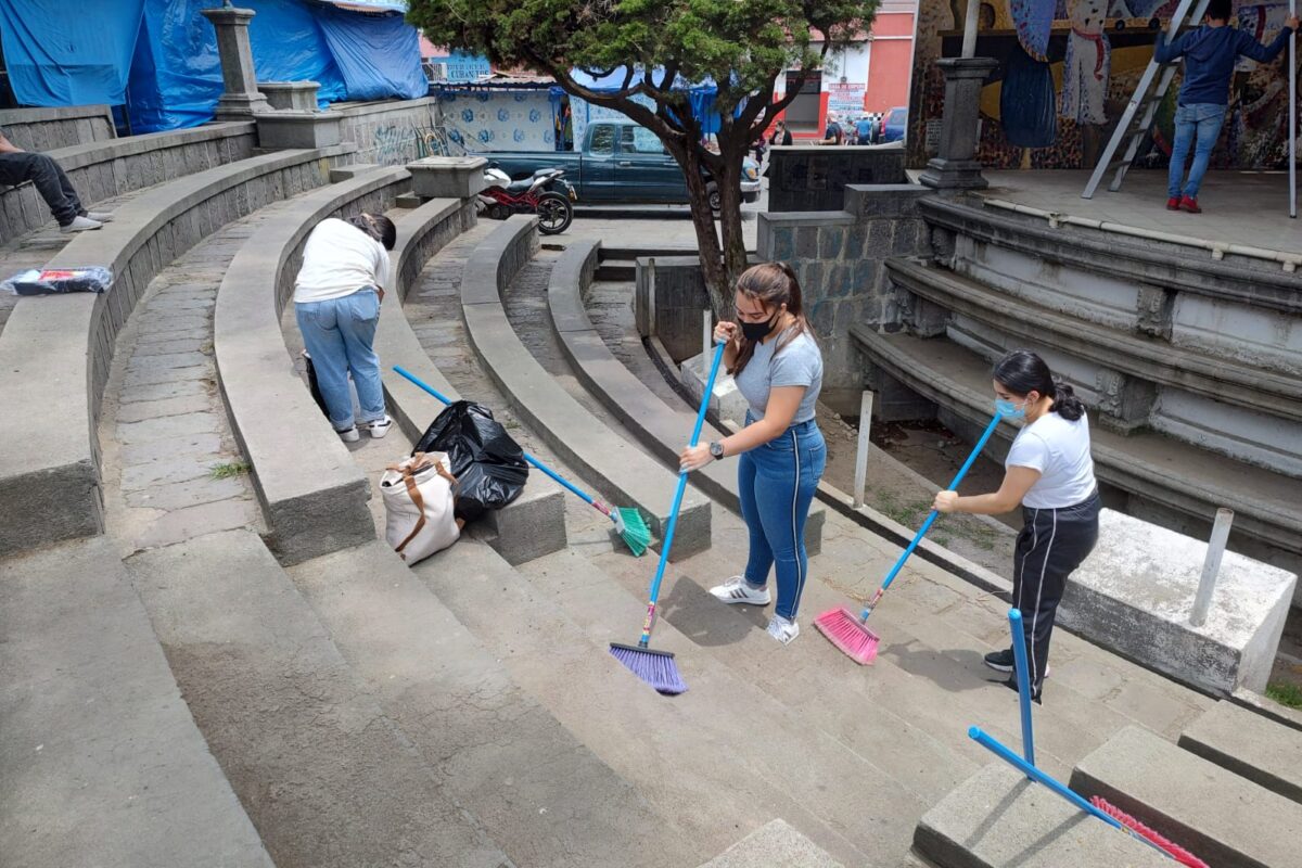 Estudiantes universitarios limpian la Plazuela del Marimbista