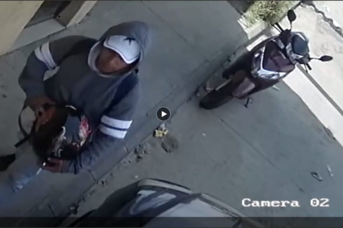 Video muestra como roban un casco de motociclista