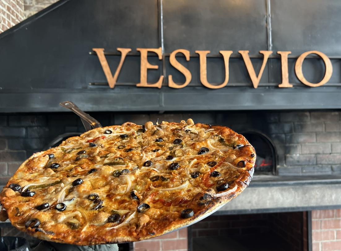 Pizza Vesuvio nueva pizza Xela oct 2022 · La Voz de Xela