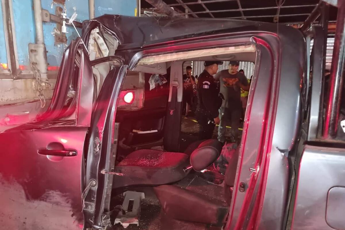 Dramático rescate de dos tripulantes de picop que impacta contra un trailer en Coatepeque