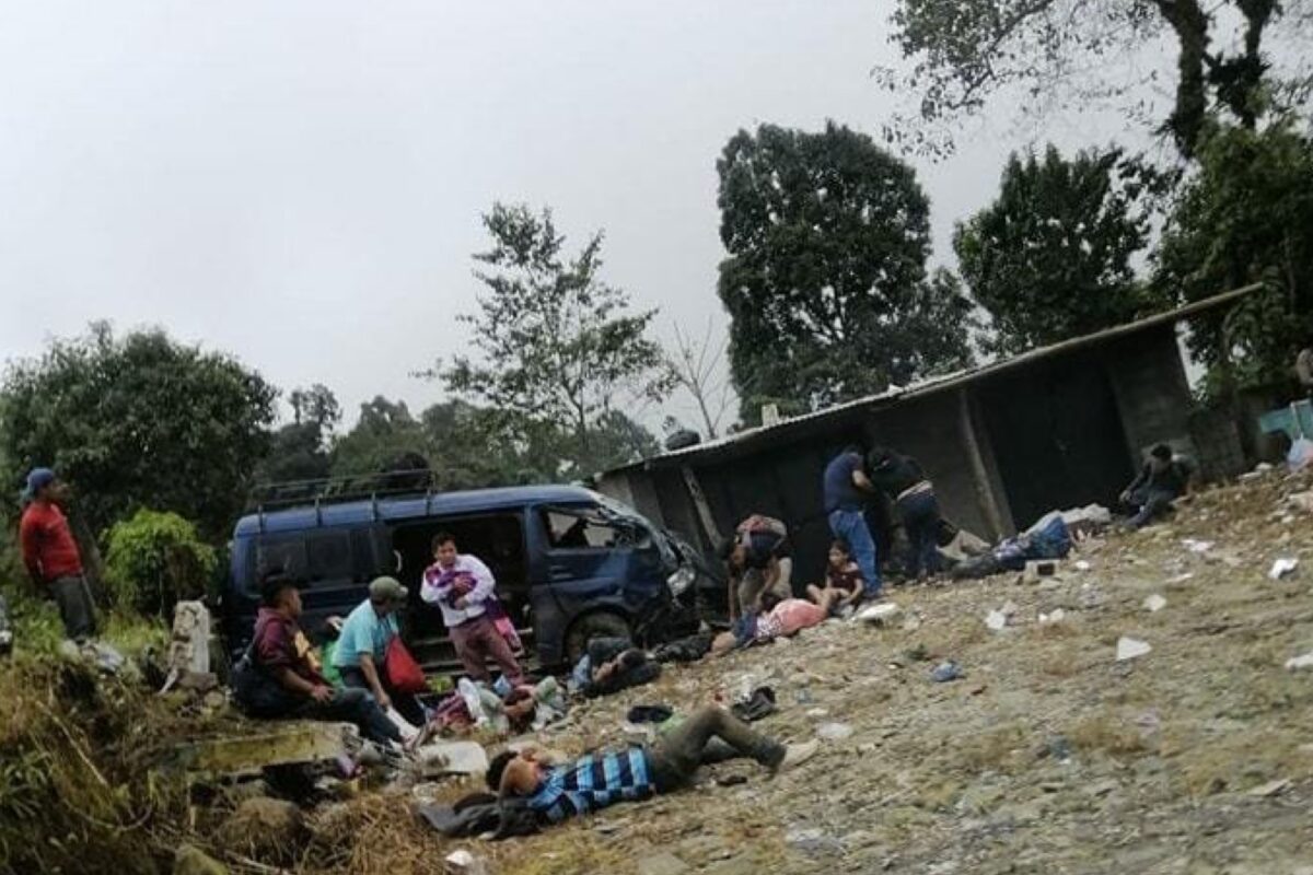 Microbús se accidenta en Colomba: un muerto y varios heridos