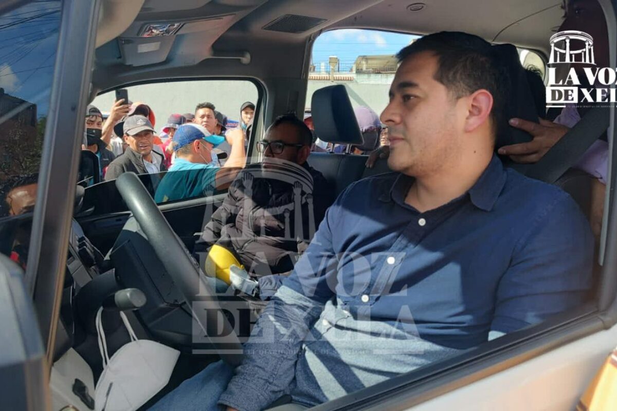 Gobernador de Totonicapán quiso evadir bloqueo de transportistas, fue descubierto y está retenido