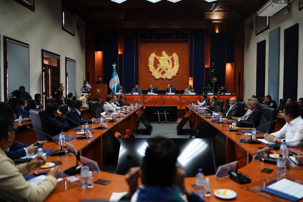 Gobernador de Quetzaltenango acude a reunión con ministro para fortalecer lucha contra la delincuencia organizada