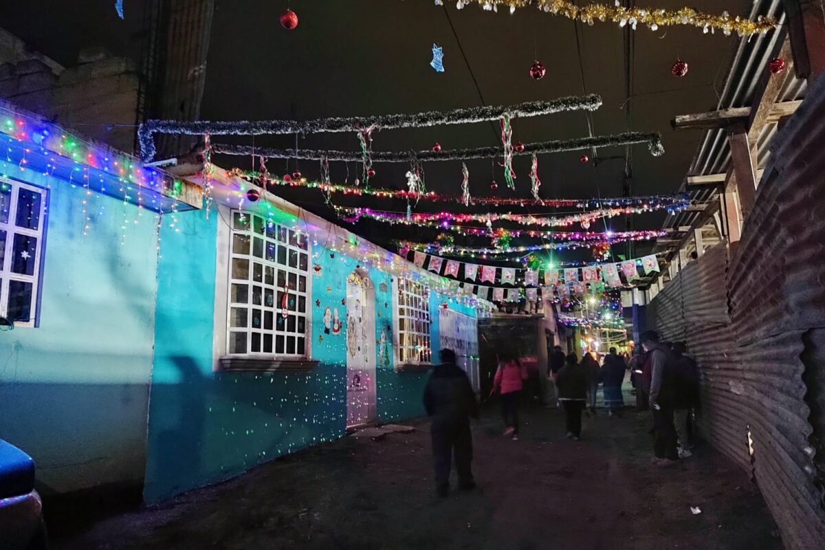 Vecindario ilumina sus casas con los colores de la Navidad