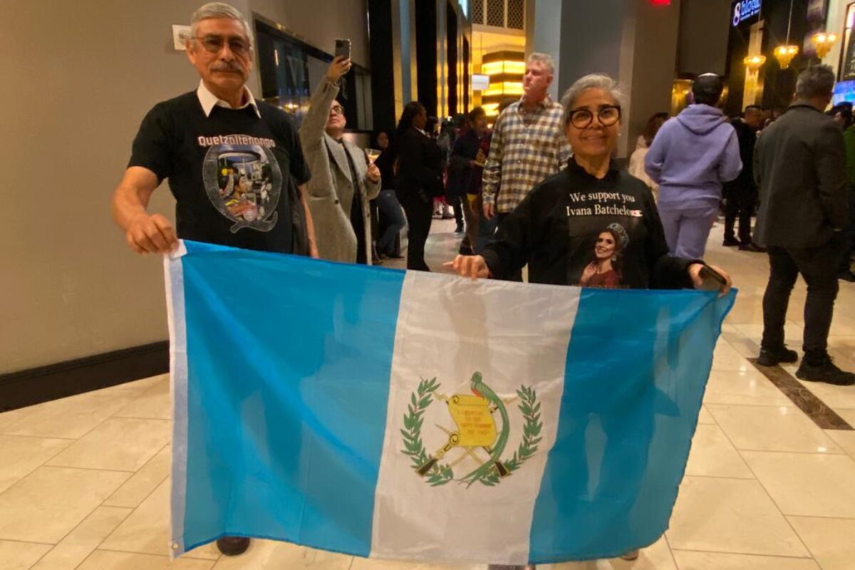 Familia quetzalteca lleva sus porras y respaldo a Ivana Batchelor
