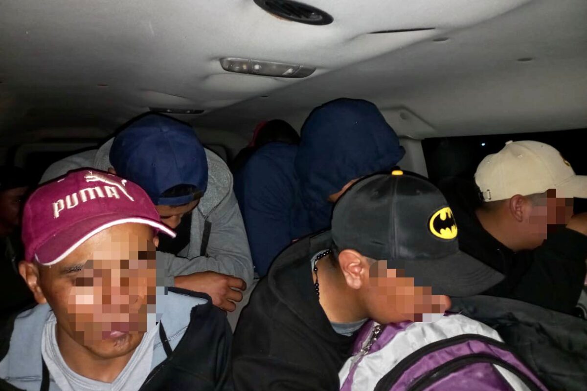 En México: Rescatan a 22 guatemaltecos cuando viajaban hacinados en una camioneta