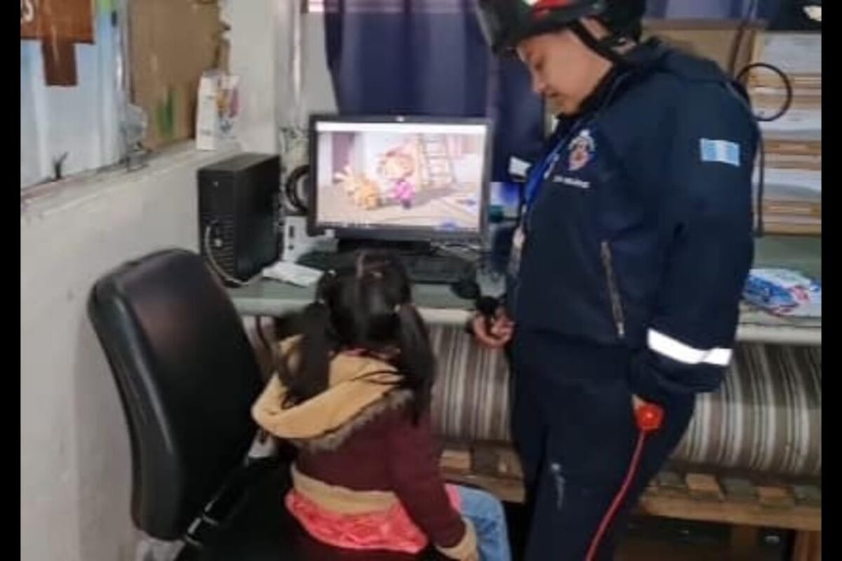 Bomberos resguardan a hija de víctima mortal en asalto a bus en Chimaltenango