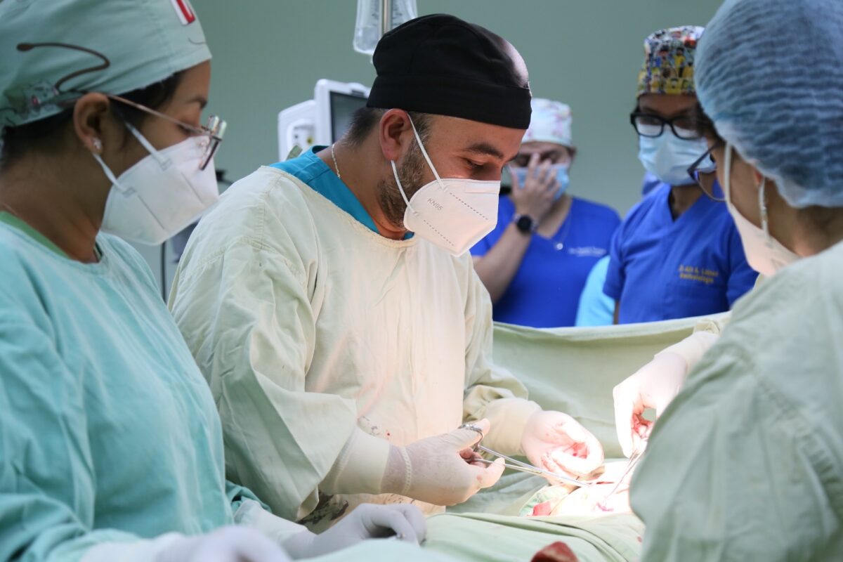La exitosa operación de una niña de 8 años con un tumor ovárico en el HRO