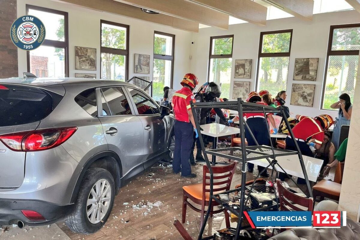 Accidente vial deja cinco heridos en pastelería en Mixco